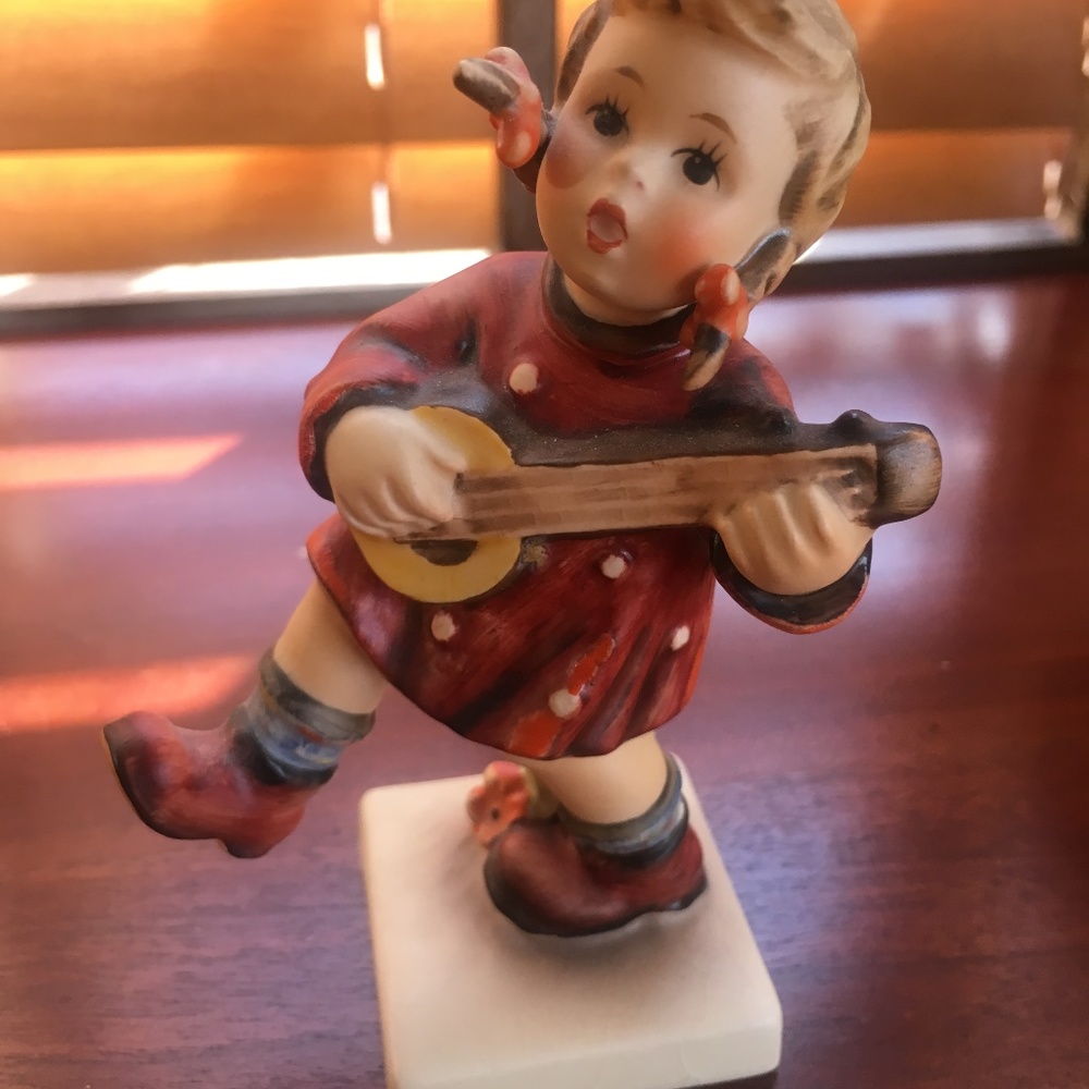 Happiness Hummel 86 Figurine